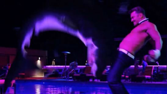 Perdeu, Magic Mike! Strippers lutam contra tubarões no teaser de Sharknado 4