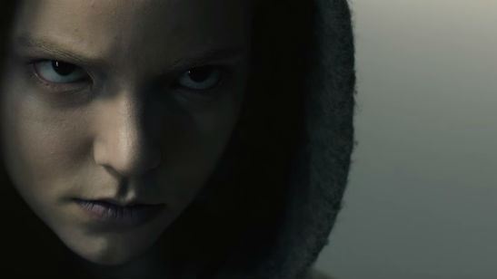 Uma jovem criada em laboratório aterroriza Kate Mara em novo trailer de Morgan