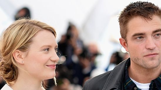 Imagem da notícia Faroeste cômico poderá contar com Robert Pattinson e Mia Wasikowska nos papéis principais