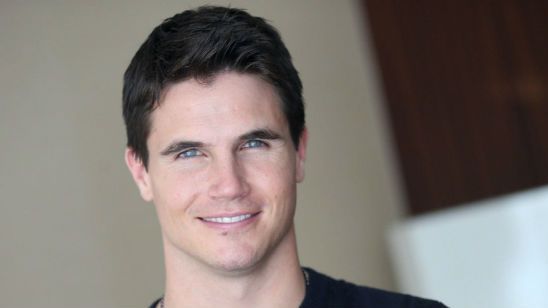 Imagem da notícia Robbie Amell entra para o elenco da comédia romântica When We First Met