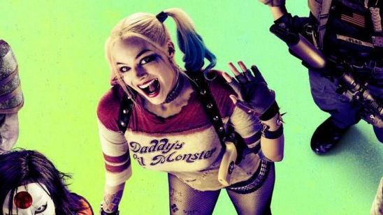 Imagem da notícia Uniforme clássico da Arlequina aparece duas vezes em vídeo de bastidores de Esquadrão Suicida