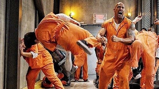 Imagem da notícia Dwayne Johnson está pronto para a ação nos novos vídeos de Velozes & Furiosos 8