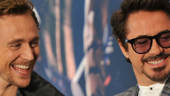 Imagem da notícia Robert Downey Jr. brinca com Tom Hiddleston e diz que ele ama Tony Stark