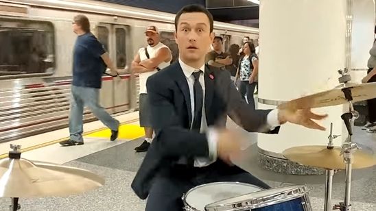 Imagem da notícia Joseph Gordon-Levitt toca bateria no metrô para inspirar outros artistas