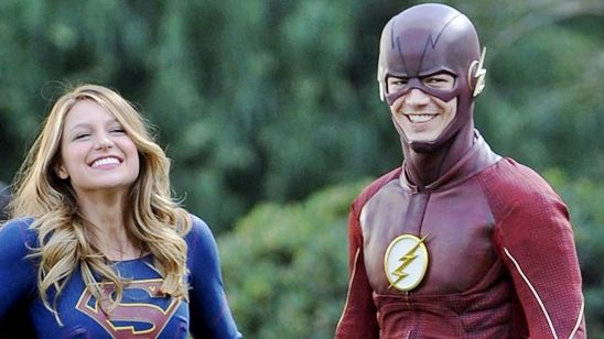 Imagem da notícia Produtor fala sobre o crossover musical de The Flash e Supergirl
