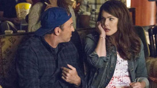 Imagem da notícia Nova foto misteriosa de Gilmore Girls: Um Ano Para Recordar destaca Luke e Lorelai