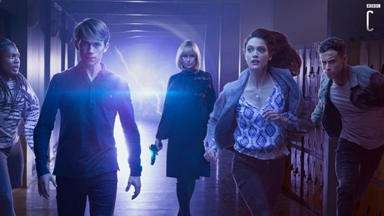 Imagem da notícia Class: Spin-off de Doctor Who ganha data de estreia e confirma participação especial de Peter Capaldi