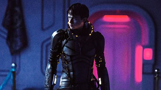 Imagem da notícia Gigantesca nave espacial domina o primeiro cartaz de Valerian e a Cidade dos Mil Planetas, de Luc Besson