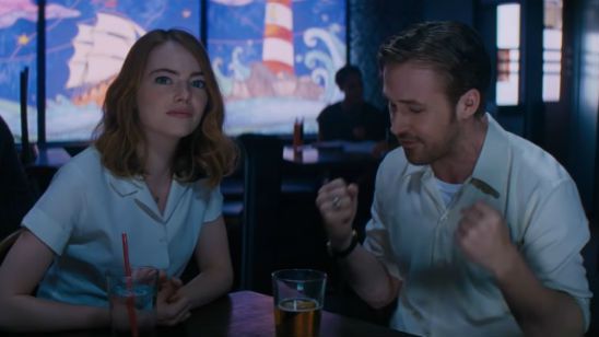 Imagem da notícia Ryan Gosling e Emma Stone se apaixonam e dançam muito no novo trailer de La La Land – Cantando Estações