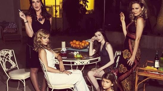 Imagem da notícia American Woman: Série protagonizada por Alicia Silverstone ganha temporada completa