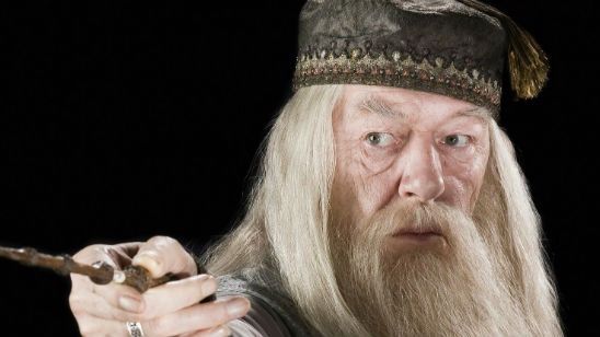 Imagem da notícia J.K. Rowling sugere que Dumbledore pode ser abertamente gay na franquia Animais Fantásticos e Onde Habitam