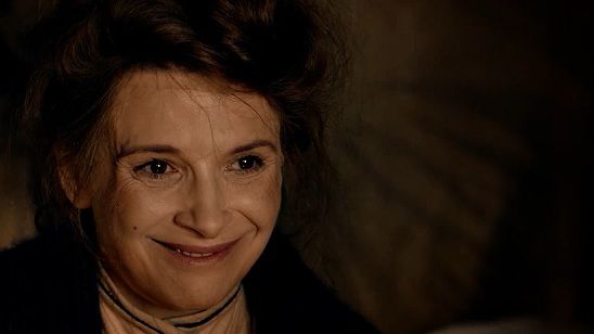 Imagem da notícia Exclusivo: Juliette Binoche desafia a neve no trailer nacional do drama Ninguém Deseja a Noite