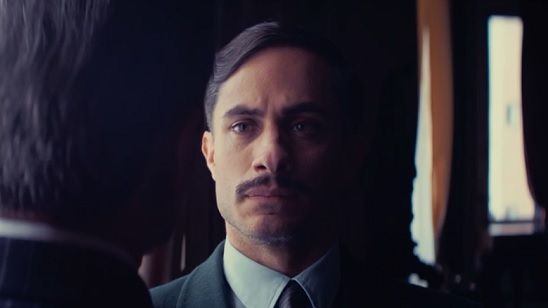 Imagem da notícia Gael García Bernal caça Pablo Neruda no trailer legendado do representante chileno no Oscar 2017