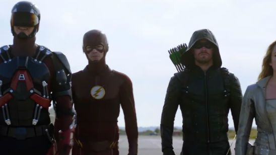 Imagem da notícia Heróis enfrentam alienígenas em novo trailer do crossover de Supergirl, Arrow, The Flash e Legends of Tomorrow