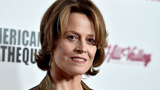 Imagem da notícia Sigourney Weaver afirma que sua personagem estará no poder em Os Defensores
