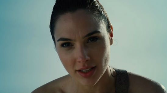 Imagem da notícia Gal Gadot rouba uma espada poderosa em nova imagem de Mulher-Maravilha