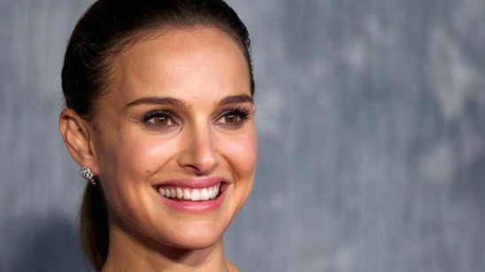 Imagem da notícia Você sabia que Natalie Portman já foi uma cantora mirim em defesa do meio ambiente? Prova em vídeo!