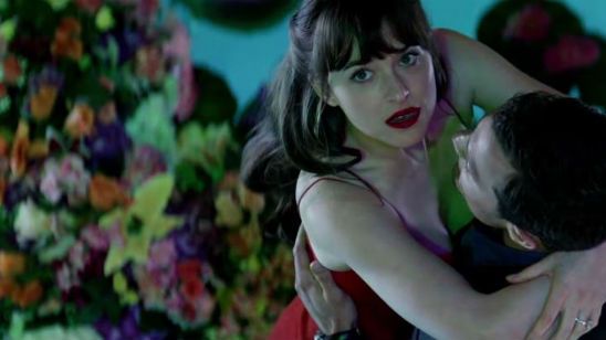Imagem da notícia Christian Grey aposta em seu lado romântico no novo comercial de Cinquenta Tons Mais Escuros