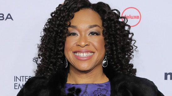 Imagem da notícia Shonda Rhimes e roteirista de Scandal emplacam piloto de série de tribunal na ABC