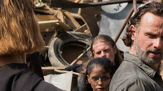 Imagem da notícia The Walking Dead: Imagem oficial revela nova personagem — quem será?!