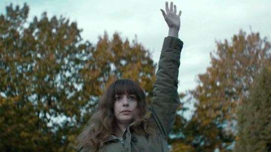 Anne Hathaway controla um monstro com o poder da mente no trailer bizarro de Colossal