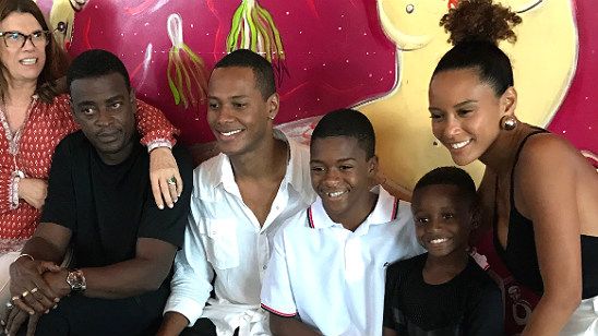 Imagem da notícia Seu Jorge e Taís Araújo celebram e se emocionam na apresentação do elenco de Pixinguinha - Um Homem Carinhoso