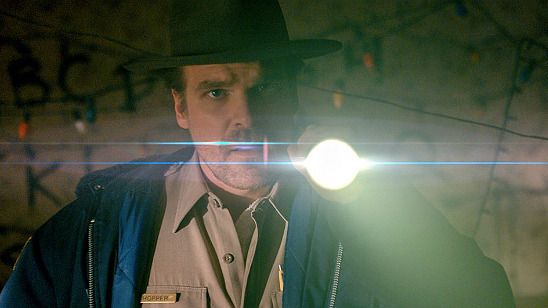 Imagem da notícia Stranger Things: David Harbour comenta polêmica no SAG e sua empolgação pela segunda temporada