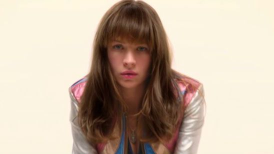 Britt Robertson dança muito no teaser de Girlboss