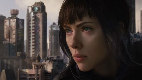 Imagem da notícia Scarlett Johansson busca por respostas em novo trailer de A Vigilante do Amanhã