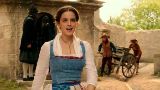 Emma Watson canta e passeia pela aldeia em cena inédita de A Bela e a Fera