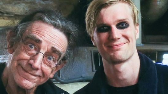 Imagem da notícia Star Wars: Ator que vai interpretar Chewbacca quer "deixar Peter Mayhew orgulhoso"