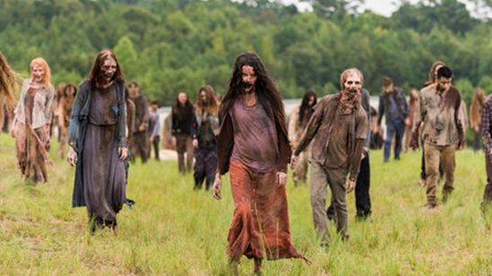 Imagem da notícia Fãs perceberam um detalhe curioso entre os zumbis do último episódio de The Walking Dead