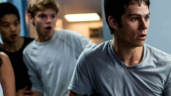 Imagem da notícia Maze Runner - A Cura Mortal: Autor dos livros publica foto com o elenco após retomada das filmagens