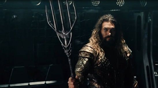 Imagem da notícia Liga da Justiça: Aquaman domina as águas em comercial de TV e cartaz individual