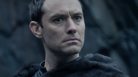 Jude Law tenta vencer o poder da Excalibur em novo trailer de Rei Arthur - A Lenda da Espada