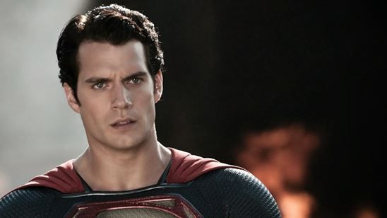 Imagem da notícia Zack Snyder divulga foto do primeiro teste de Henry Cavill com o uniforme do Superman
