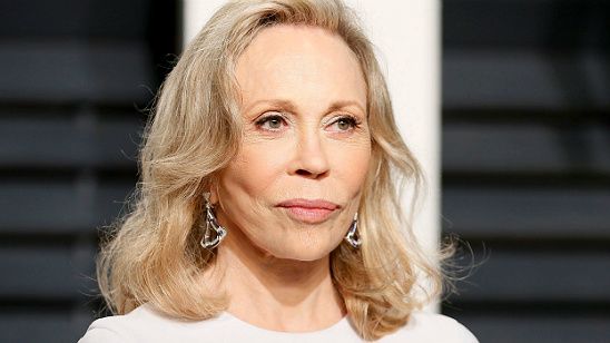 Imagem da notícia Faye Dunaway se sente culpada pelo fiasco do Oscar 2017: 'Por que eu não vi o nome de Emma Stone?'