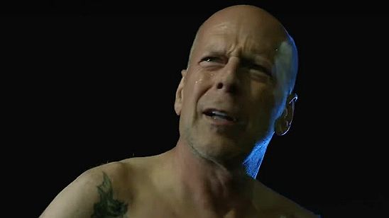 Imagem da notícia Bruce Willis foge pelado e vestido de mulher no trailer de Loucos e Perigosos