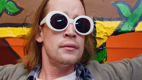 Macaulay Culkin interpreta um Kurt Cobain crucificado por Ronald McDonald em videoclipe