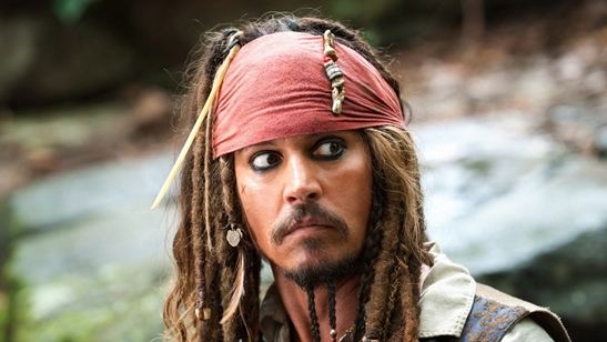 Johnny Depp aparece de surpresa em brinquedo que inspirou Piratas do Caribe