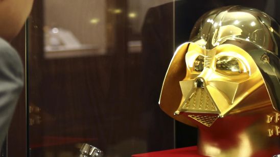 Imagem da notícia Máscara de ouro do Darth Vader esta à venda por R$ 4,4 milhões