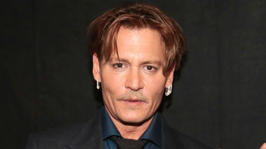 Imagem da notícia Ex-agentes financeiros afirmam que Johnny Depp usa ponto eletrônico para não ter que decorar suas falas