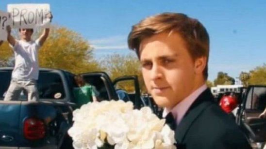 Imagem da notícia Emma Stone presenteia jovem que a convidou para formatura com paródia de La La Land - Cantando Estações