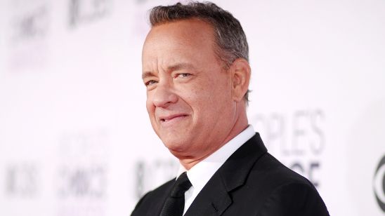 Imagem da notícia Tom Hanks vai produzir e estrelar adaptação literária sobre vendedor de notícias