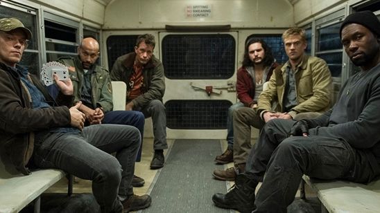 Imagem da notícia Predador faz pose amigável em registro dos bastidores do filme de Shane Black