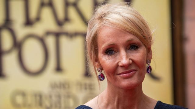 J.K. Rowling é condecorada pela Rainha Elizabeth II