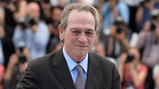 Tommy Lee Jones negocia para viver o pai de Brad Pitt em Ad Astra