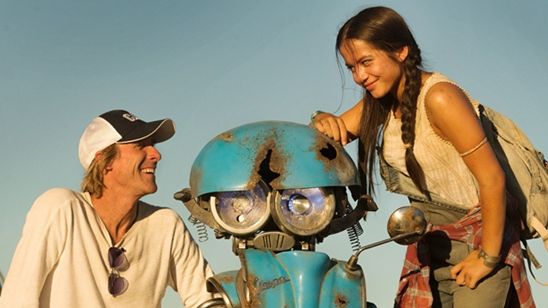 Imagem da notícia Michael Bay e Isabela Moner vêm ao Brasil lançar Transformers: O Último Cavaleiro