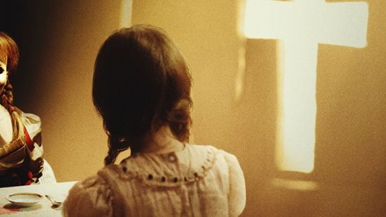 Imagem da notícia Brincadeira de criança ganha tom sombrio em novo pôster de Annabelle 2: A Criação do Mal