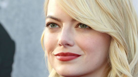Imagem da notícia Emma Stone revela que colegas homens reduziram seus pagamentos para ela conseguir ter igualdade salarial